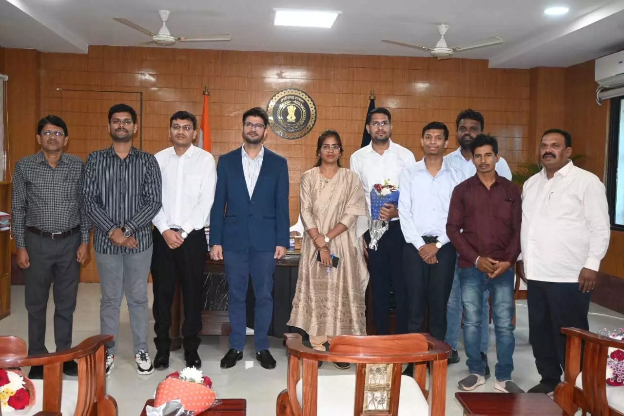 बलौदाबाजार में कलेक्टर ने पीएससी में चयनित होनहार युवाओं को किया सम्मानित