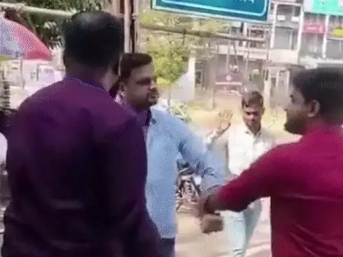 कोचिंग सेंटर के सामने मारपीट का मामला, पम्पलेट बांटने पर विवाद वायरल
