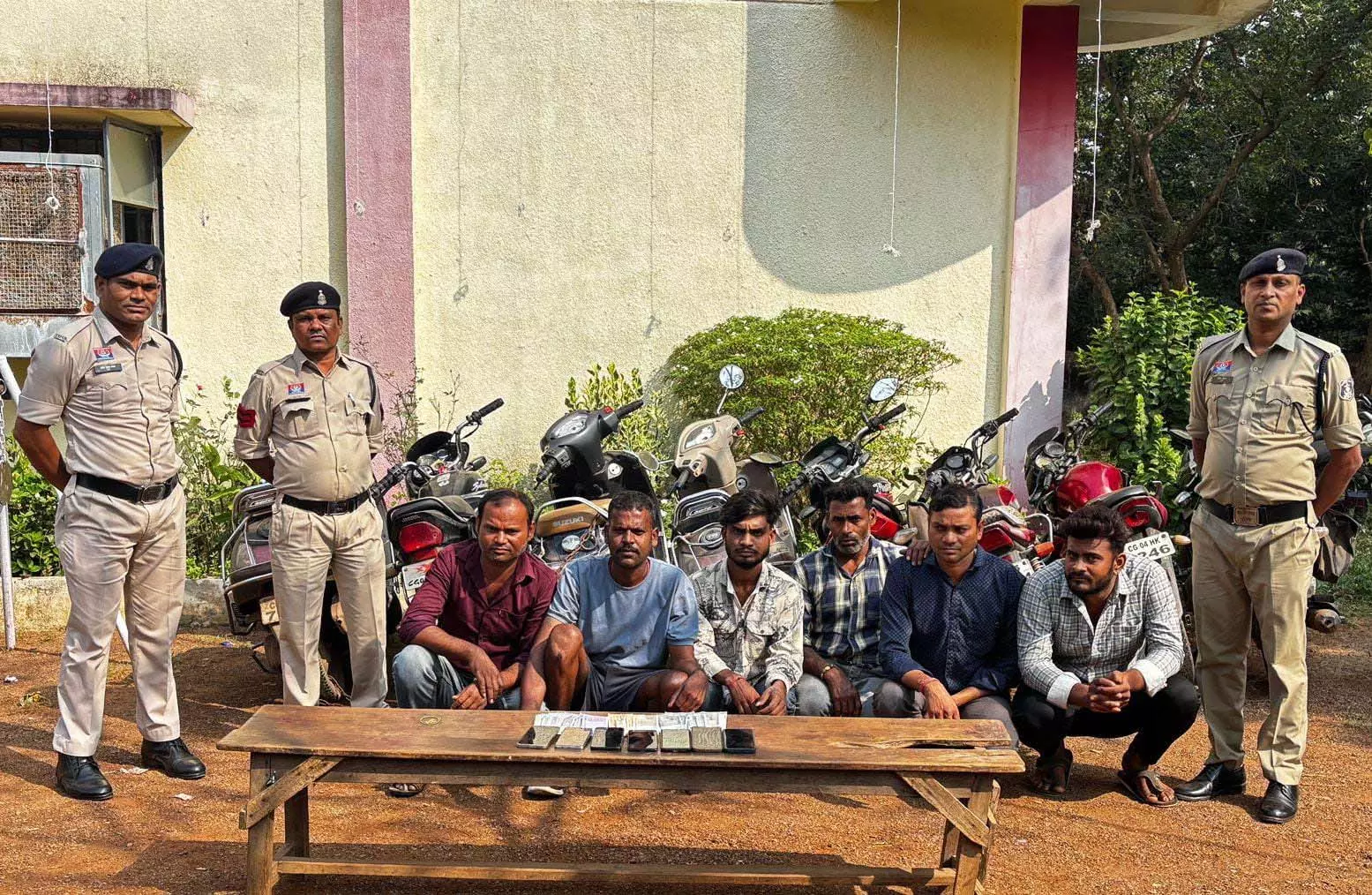 धमतरी में 6 जुआरी रंगे हाथ गिरफ्तार, 2 लाख रुपये का सामान जब्त