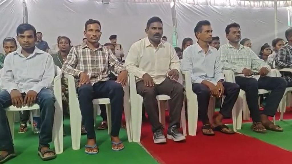 तेलंगाना में माओवादियों का सबसे बड़ा सामूहिक आत्मसमर्पण…. हिड़मा के करीबी एर्रा समेत 37 नक्सली मुख्यधारा में लौटे, 1.40 करोड़ का इनाम था घोषित