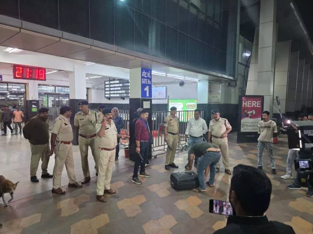  दिल्ली धमाके के बाद रायपुर में मचा हड़कंप! राजधानी में हाई अलर्ट, हर कोने पर तैनात सुरक्षा बल