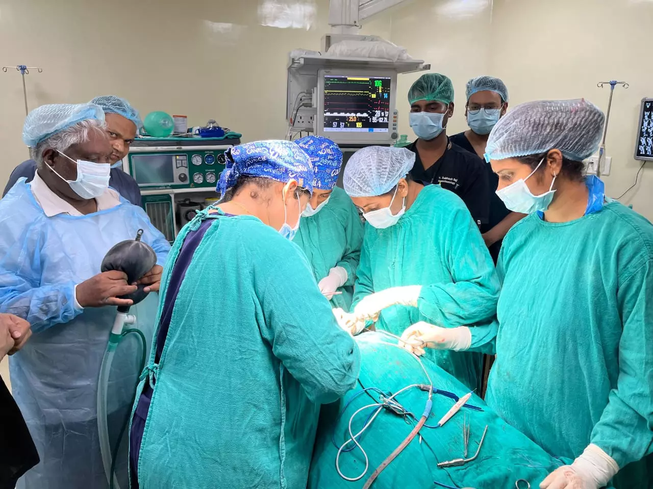 रायगढ़: गले की 12 सेंटीमीटर गांठ से पीड़ित महिला का सरकारी मेडिकल कॉलेज में सफल ऑपरेशन