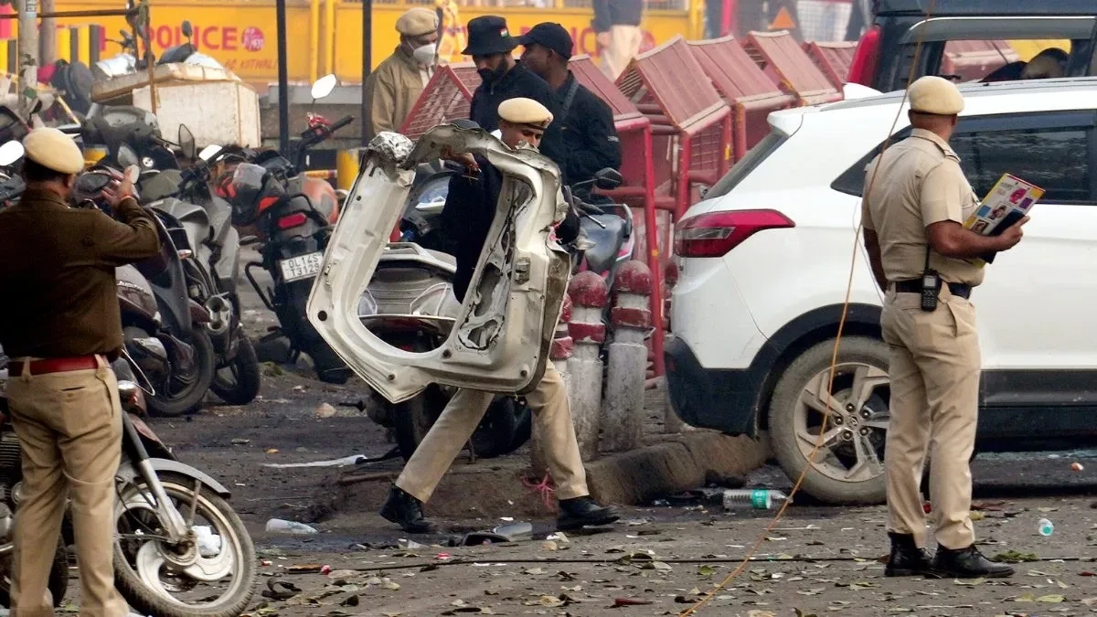 दिल्ली ब्लास्ट अपडेट: रेड फोर्ट विस्फोट का मास्टरमाइंड था डॉक्टर उम्मर, NIA ने पुष्टि की आत्मघाती हमलावर की पहचान दिल्ली ब्लास्ट अपडेट: रेड फोर्ट विस्फोट का मास्टरमाइंड था डॉक्टर उम्मर, NIA ने पुष्टि की आत्मघाती हमलावर की पहचान