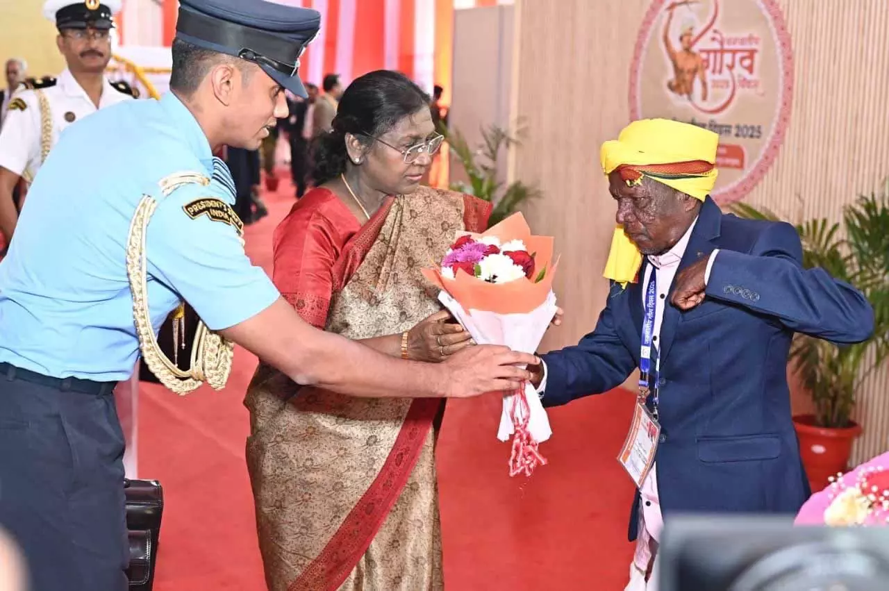 राष्ट्रपति मुर्मु ने कहा – “बसन्त, आप मेरे भी पुत्र हैं”, 73 साल पुरानी विरासत हुई जीवंत राष्ट्रपति मुर्मु ने कहा – “बसन्त, आप मेरे भी पुत्र हैं”, 73 साल पुरानी विरासत हुई जीवंत