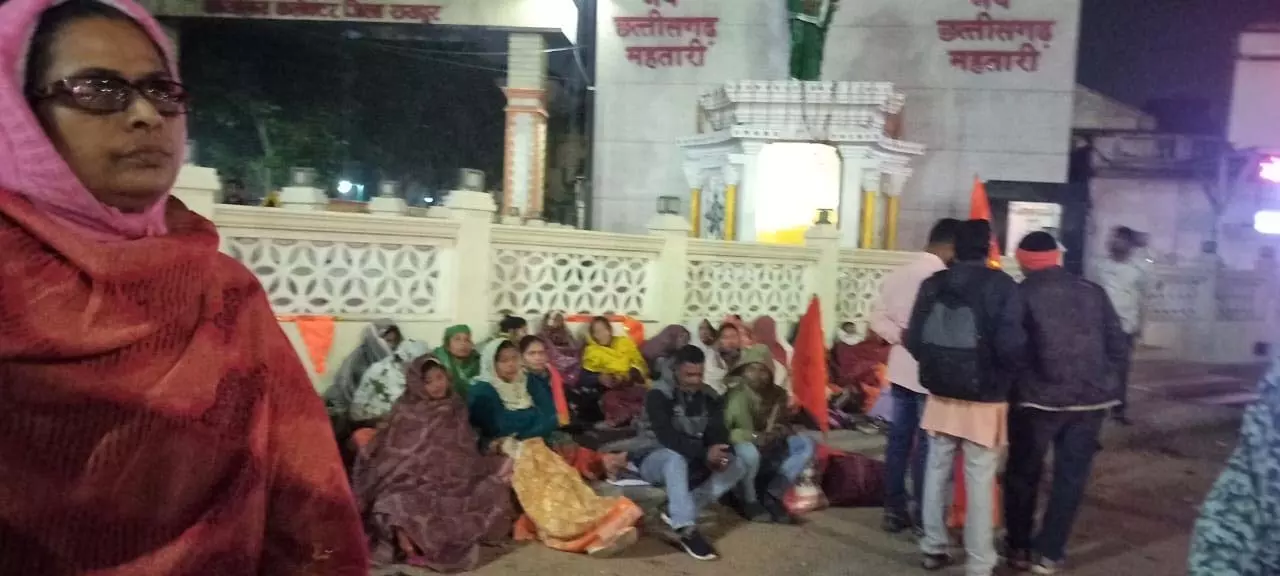  ठंडी रात में गरम हुआ रायपुर! अनुकंपा नियुक्ति की मांग पर धरने से गूंजा कलेक्ट्रेट, पुलिस पहुंची मौके पर