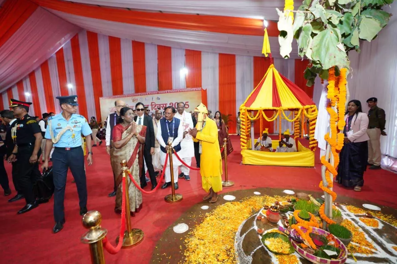 अंबिकापुर में राष्ट्रपति मुर्मु ने मुख्यमंत्री जनजातीय ग्राम अखरा विकास योजना का किया शुभारंभ अंबिकापुर में राष्ट्रपति मुर्मु ने मुख्यमंत्री जनजातीय ग्राम अखरा विकास योजना का किया शुभारंभ
