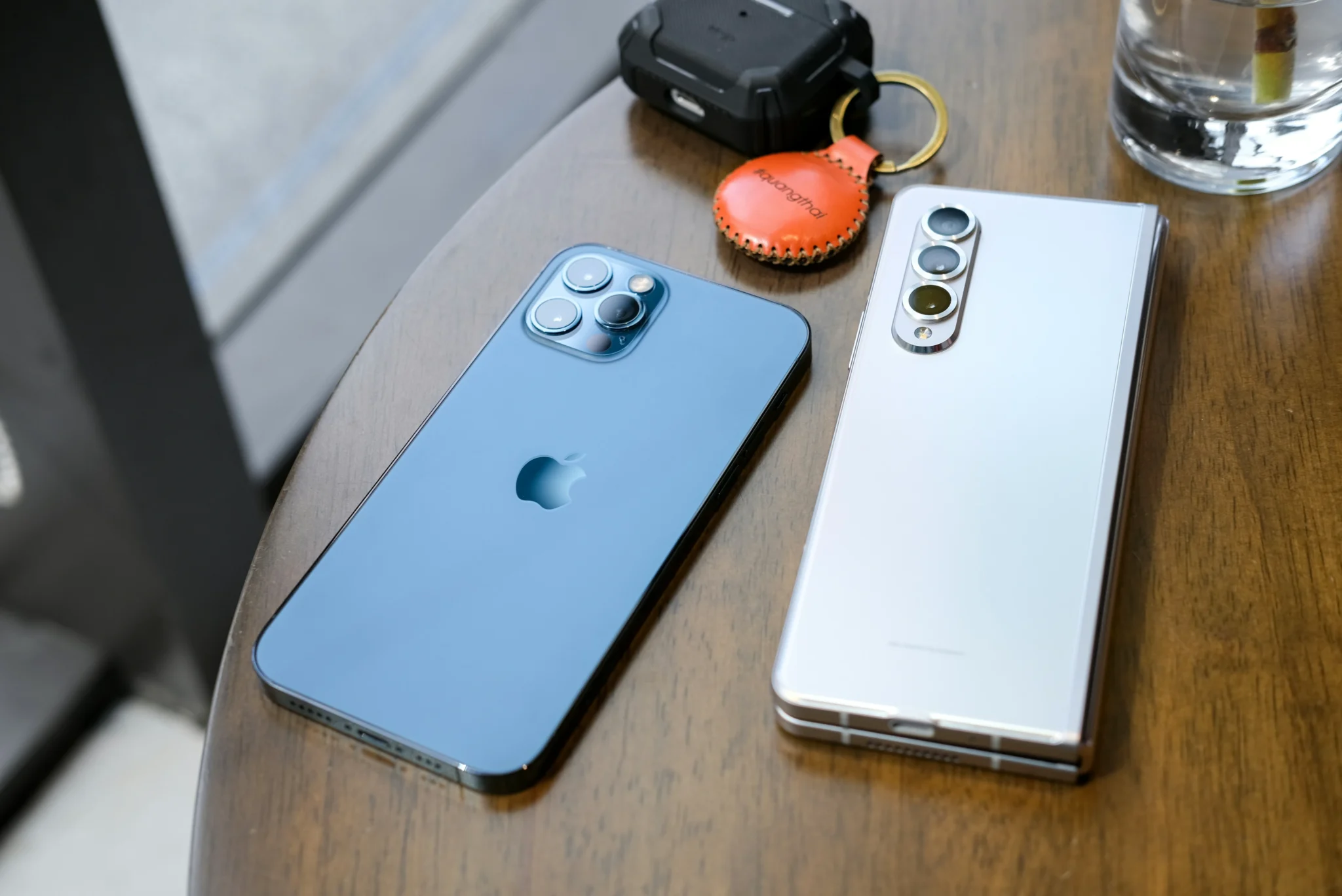 iPhone vs Android: कौन सा फोन छीन लेगा आपकी नींद? ये बड़ा सच जानकर आप भी खरीदने से पहले सौ बार सोचेंगे!”