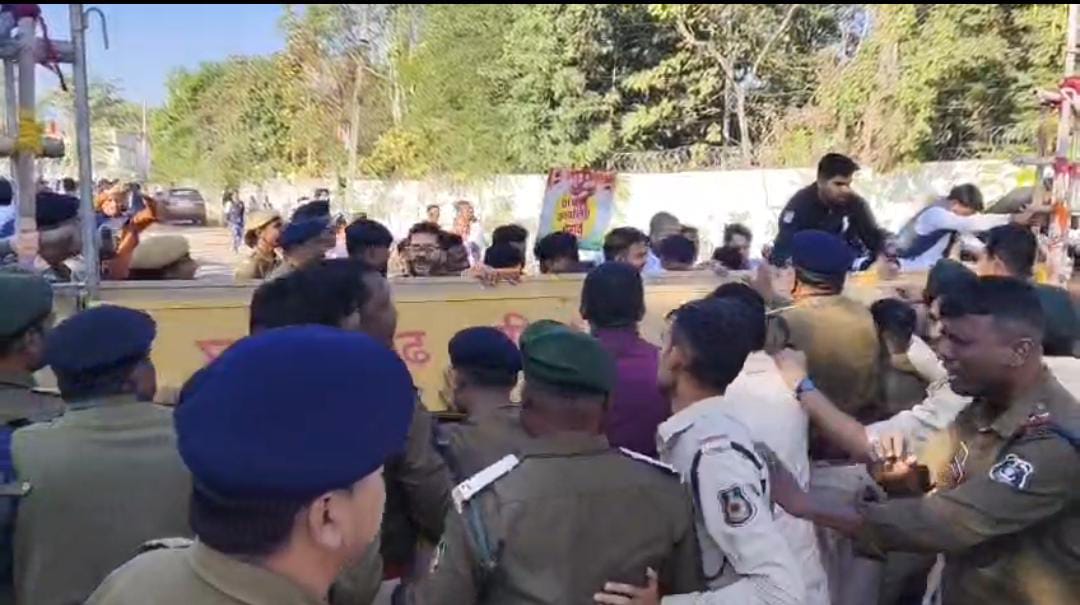 मनेंद्रगढ़ में जंगलों की जंग: अचानक बेकाबू हुआ कांग्रेस का ‘जंगल हक’ आंदोलन, पुलिस-कार्यकर्ताओं में भिड़ंत… चारों ओर भगदड़ का माहौल!