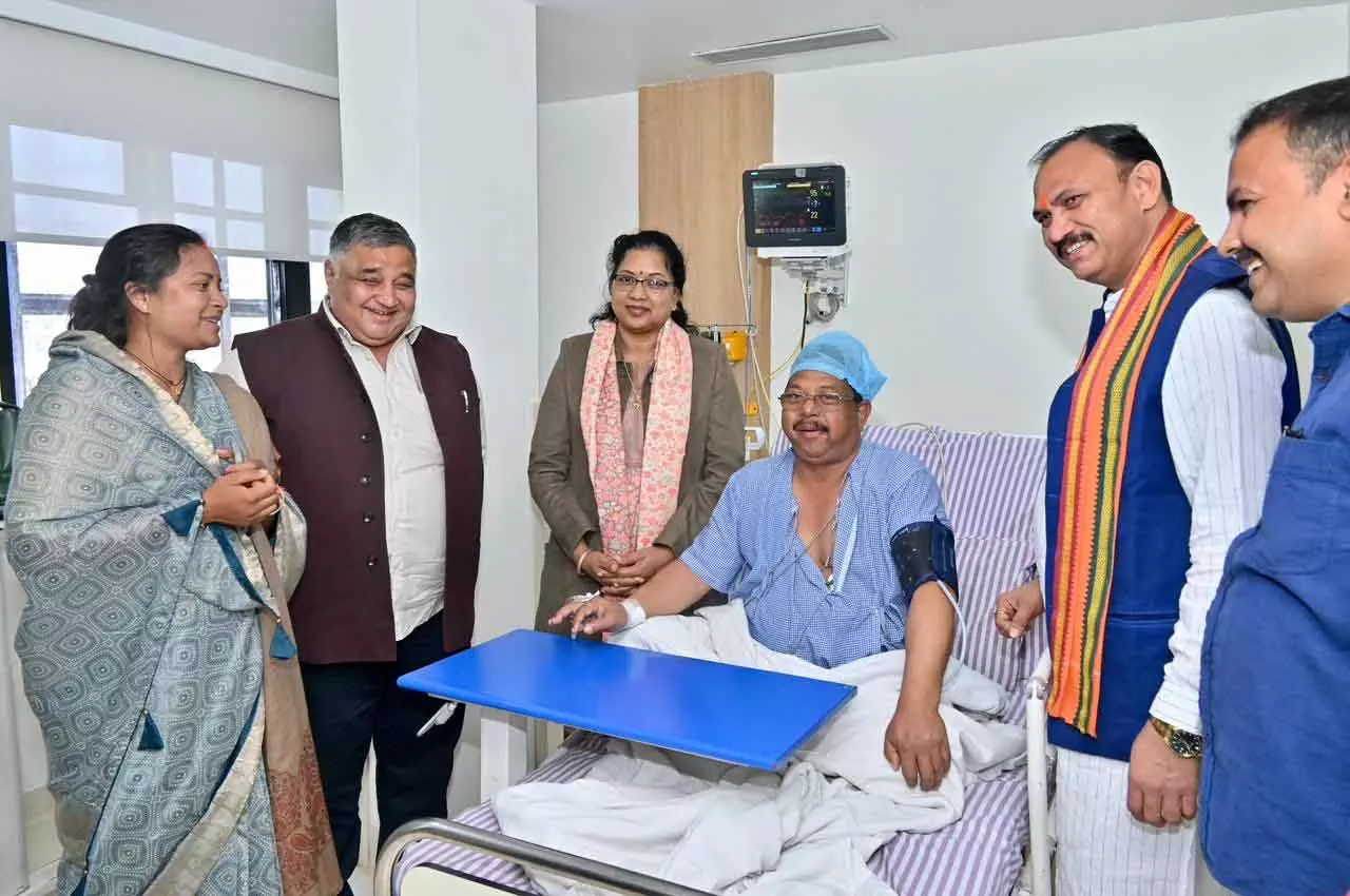 मंत्री राजेश अग्रवाल ने विधायक प्रबोध मिंज से कुशलक्षेम जाना
