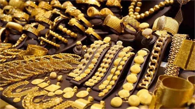 सोना खरीदने वालों को राहत, चांदी फिर चढ़ी
