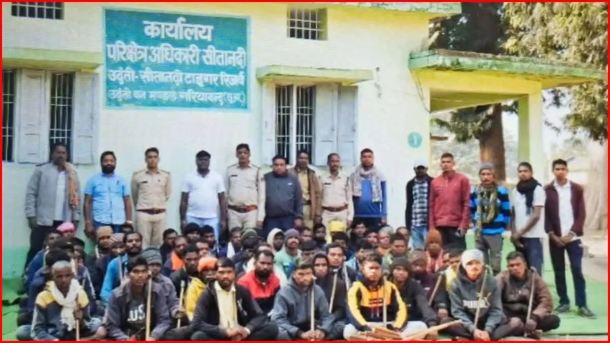  CG BREAKING: टाइगर रिजर्व में घुसपैठ! जंगल काटते पकड़े गए 53 लोग, कुल्हाड़ियों के साथ मच गया हड़कंप