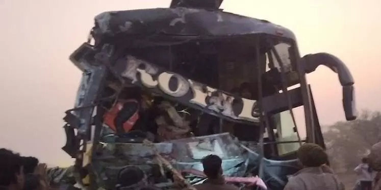 रतनपुर नेशनल हाइवे पर बस और ट्रेलर की भिड़ंत, 16 यात्री घायल