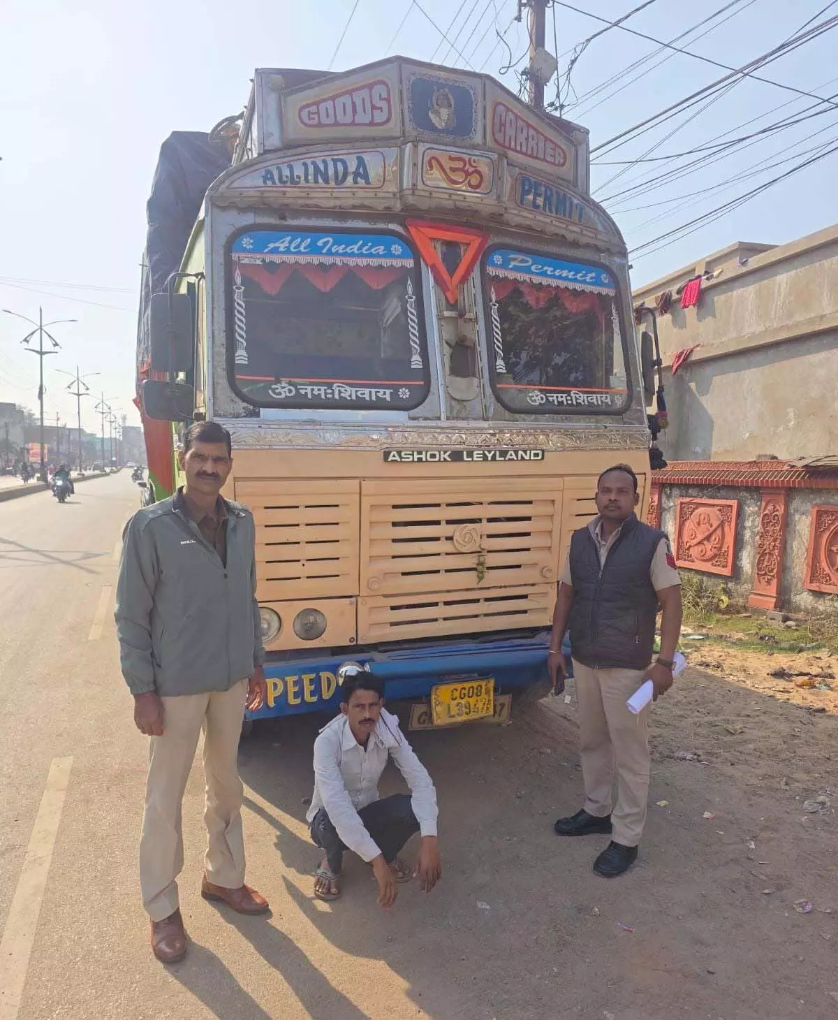25 टन अवैध कबाड़ से भरी ट्रक पकड़ी गई, चालक गिरफ्तार