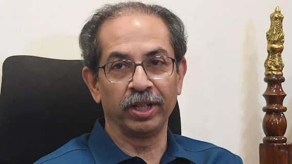 BMC चुनाव से पहले उद्धव ठाकरे को झटका, करीबी नेता की बहू ने थामा BJP का दामन