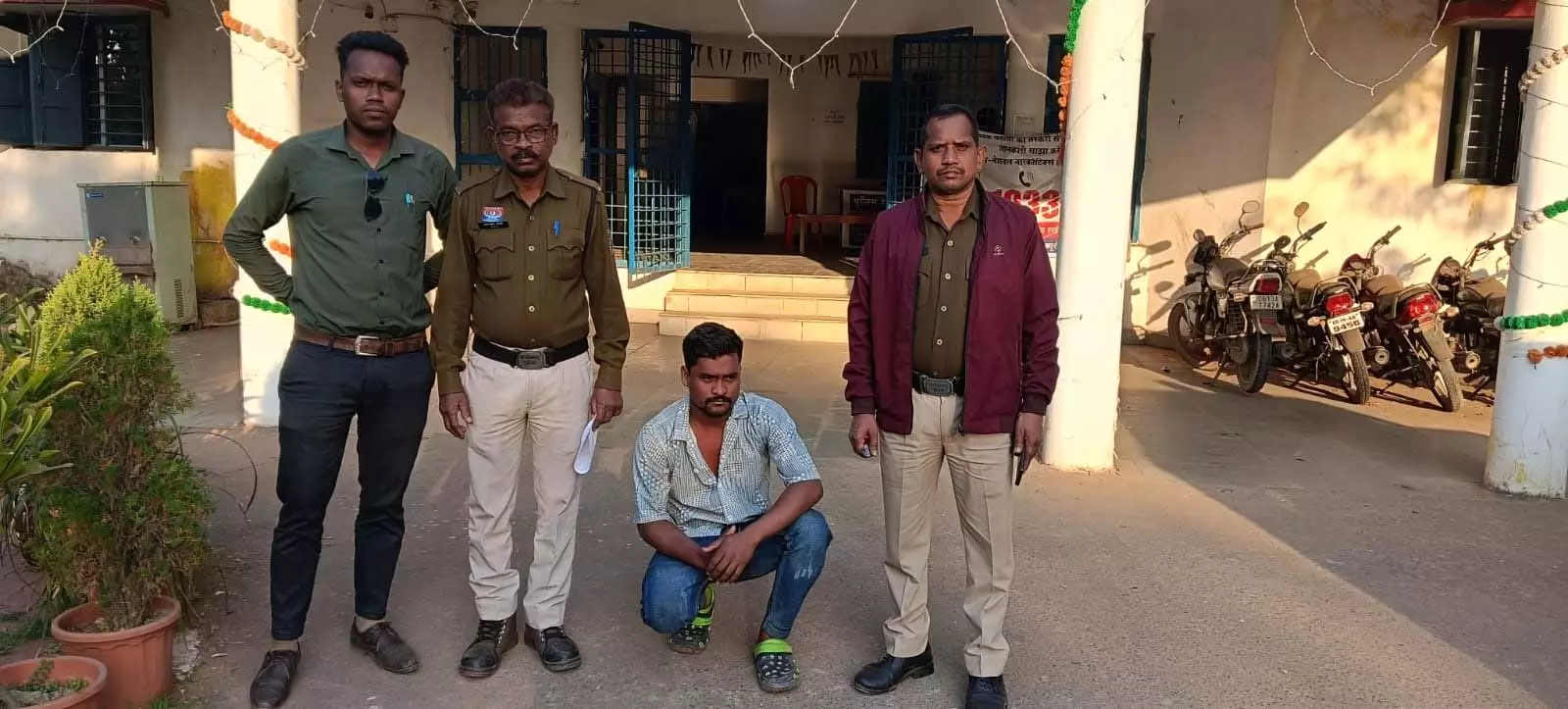 पुसौर बाजार में महुआ शराब के साथ युवक गिरफ्तार, आबकारी एक्ट के तहत मामला दर्ज