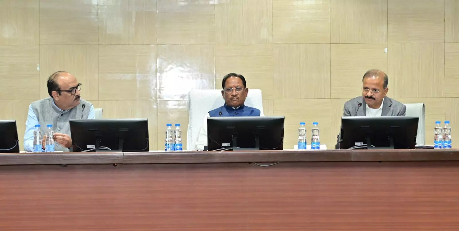 बस्तर को लेकर बड़ा मंथन! CM साय की बंद कमरे में हाई लेवल मीटिंग, किस फैसले से बदलेगी बस्तर की तक़दीर?