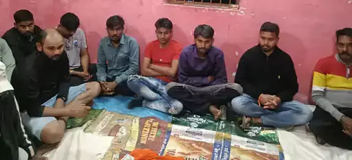 रात के सन्नाटे में चल रहा था लाखों का जुआ! पुलिस की रेड से मची अफरा-तफरी, 21 जुआरी दबोचे गए