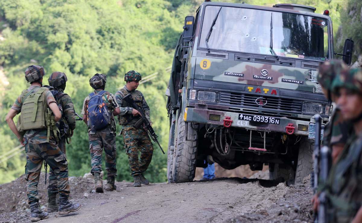 सेना को बड़ा झटका! डोडा में वाहन खाई में गिरा, 4 जवान शहीद, 12 घायल