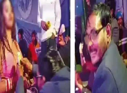 स्टेज पर अश्लील डांस, नोटों की बरसात! रोजगार सहायक की गई नौकरी, वीडियो ने खोली पोल