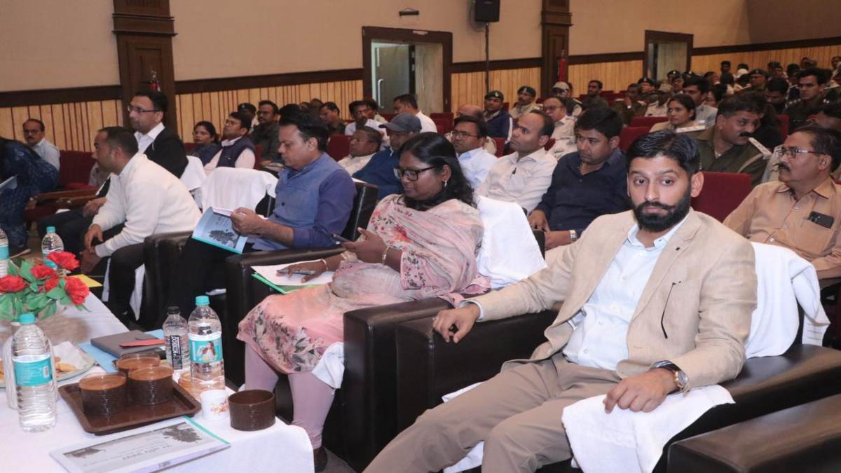 जंगल की आग पर काबू पाने के लिए बड़ी बैठक, खैरागढ़ में अफसरों को दिए गए सख्त दिशा-निर्देश