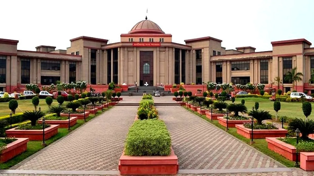 CG Teachers Promotion: छत्तीसगढ़ हाईकोर्ट ने लगाया रोक, हेड मास्टर से लेक्चरर पदोन्नति प्रक्रिया ठंडी