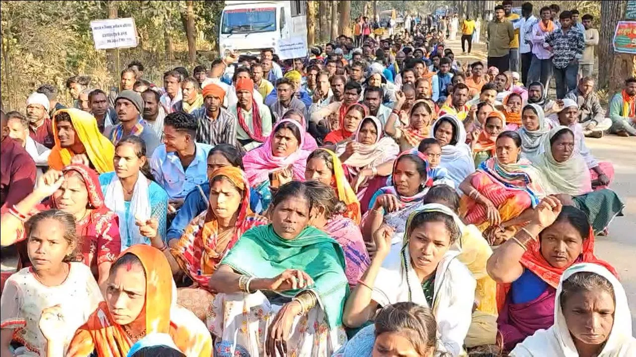 गरियाबंद के 50 गांवों में अंधेरा! 14 घंटे तक ग्रामीणों ने हाईवे पर किया चक्का जाम, प्रशासन हुआ परेशान