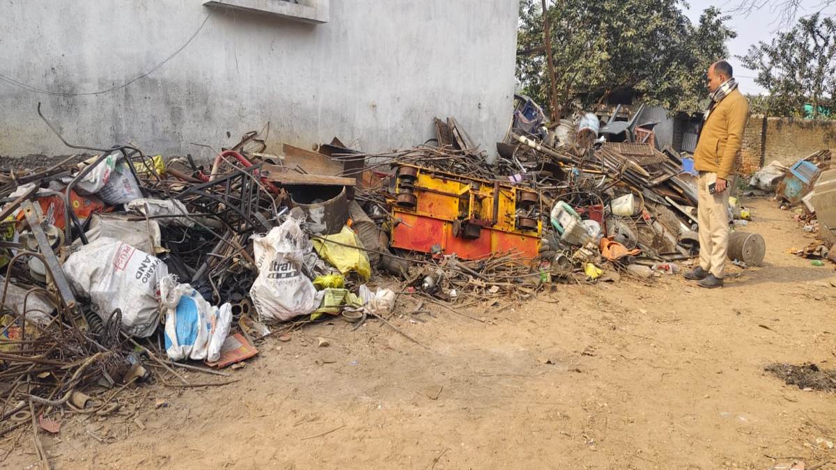 CG NEWS: अवैध कबाड़ कारोबार पर पुलिस की बड़ी कार्रवाई, 24 ठिकानों पर छापेमारी, 4.9 करोड़ रुपये से अधिक का कबाड़ जब्त, 17 गिरफ्तार CG NEWS: अवैध कबाड़ कारोबार पर पुलिस की बड़ी कार्रवाई, 24 ठिकानों पर छापेमारी, 4.9 करोड़ रुपये से अधिक का कबाड़ जब्त, 17 गिरफ्तार