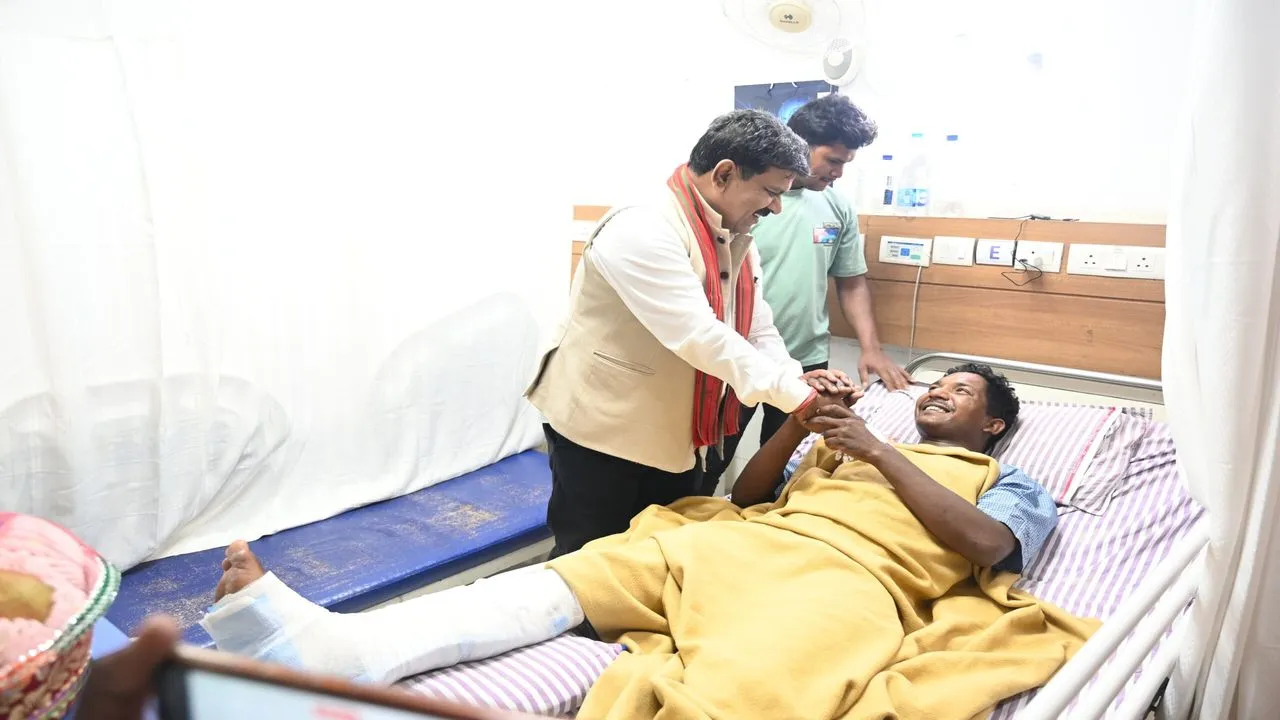 Dy CM विजय शर्मा अस्पताल पहुंचे: बीजापुर IED ब्लास्ट में घायल जवानों से की मुलाकात, परिवारों का हाल जाना Dy CM विजय शर्मा अस्पताल पहुंचे: बीजापुर IED ब्लास्ट में घायल जवानों से की मुलाकात, परिवारों का हाल जाना