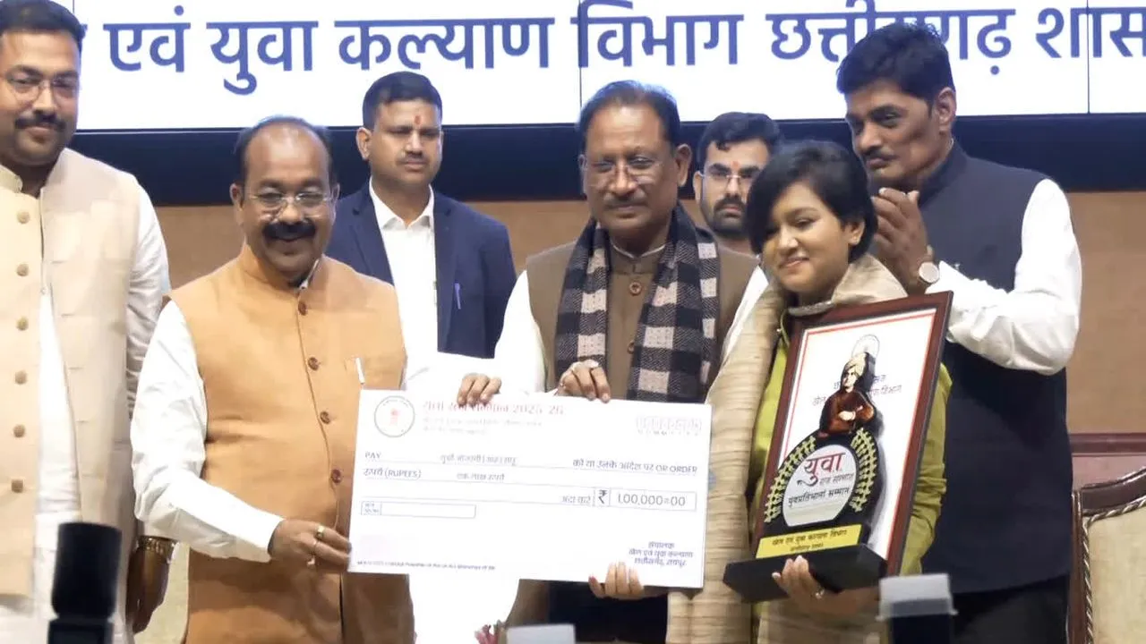 छत्तीसगढ़ के युवाओं को मिला राज्य का सबसे बड़ा सम्मान! CM विष्णु देव ने किया ‘युवा रत्न’ से नवाज, बोले- युवा ही भविष्य हैं