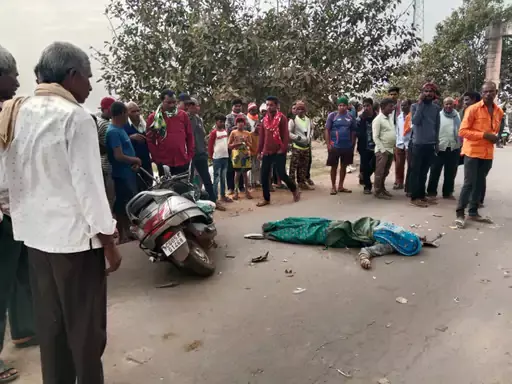 सड़क हादसा: हाईवा ट्रक की चपेट में आईं शिक्षिका, मौके पर मौत