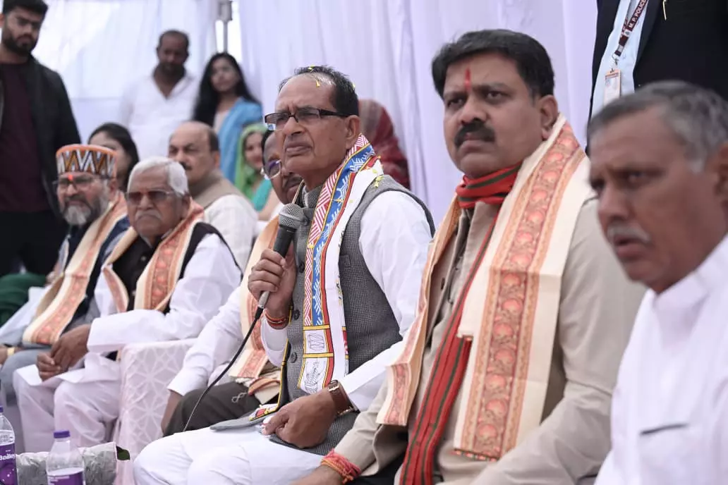 दुर्ग की धरती पर कुछ ऐसा हुआ, जिसने किसानों में जगा दी नई उम्मीद! शिवराज सिंह चौहान ने लगाई किसान चौपाल… दुर्ग की धरती पर कुछ ऐसा हुआ, जिसने किसानों में जगा दी नई उम्मीद! शिवराज सिंह चौहान ने लगाई किसान चौपाल…