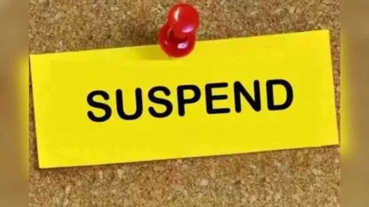 हथकड़ी की आहट से हिला दफ्तर! ACB की गिरफ्त में लिपिक, कलेक्टर ने 48 घंटे में चलाया सस्पेंशन का हथौड़ा