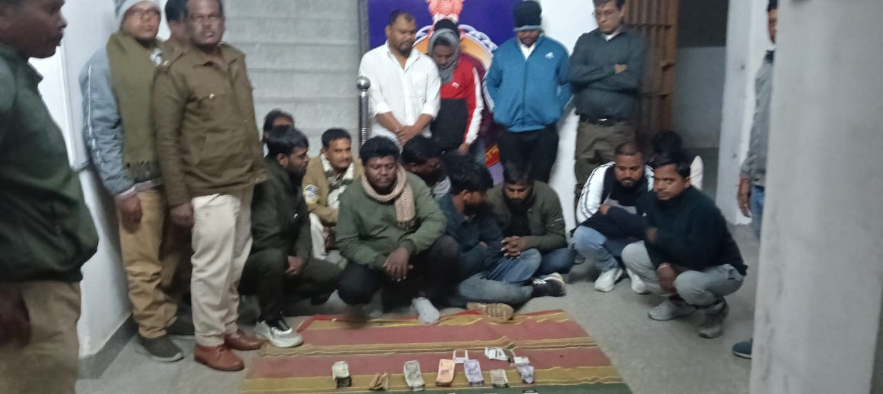 सरगुजा पुलिस ने जुआ रैकेट पकड़ा, 17 आरोपी गिरफ्तार, 1.40 लाख रुपये और ताश के पत्ते जब्त