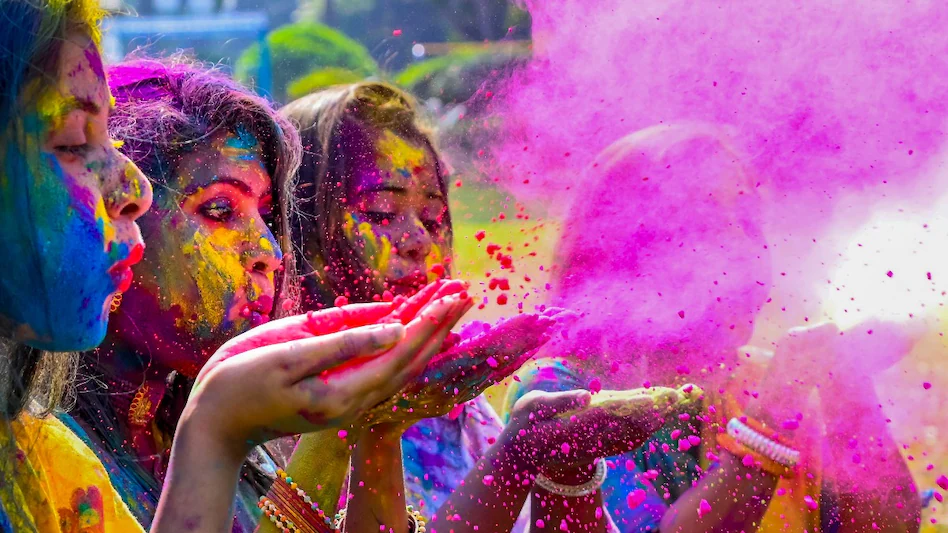 Holi 2026 Date: 3 या 4 मार्च? चंद्र ग्रहण ने बढ़ाई उलझन… जानिए होली की सही तारीख एक क्लिक में