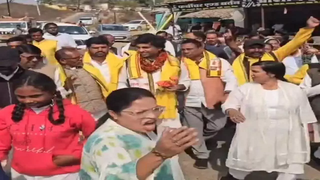 स्कूल बना सियासत का मंच! नेताओं के स्वागत में सड़क पर खड़े रहे बच्चे, वीडियो वायरल होते ही हेड मास्टर सस्पेंड