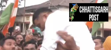 रायपुर: छत्तीसगढ़ शराब घोटाले में चैतन्य बघेल रिहा, कांग्रेसियों ने कंधे पर बैठाकर किया स्वागत