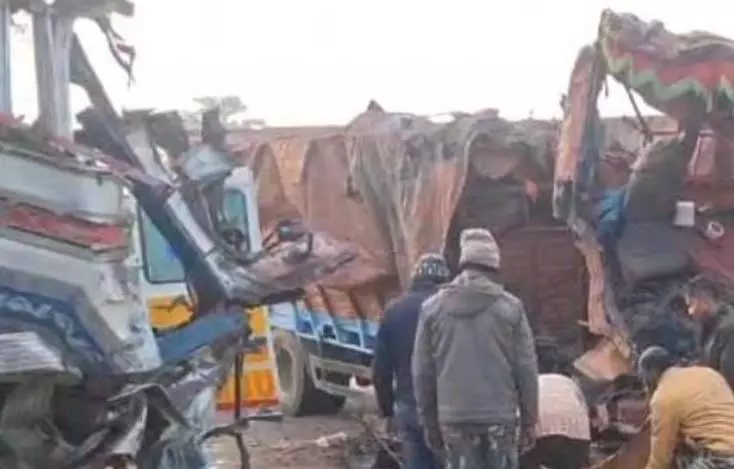 रात के सन्नाटे में मौत की टक्कर…NH-30 पर दो ट्रकों की भीषण भिड़ंत, 3 की मौके पर दर्दनाक मौत