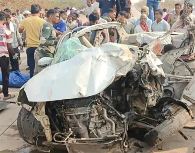 खून से सना बायपास! ट्रक में समा गई कार, 3 CRPF जवानों समेत 4 की दर्दनाक मौत