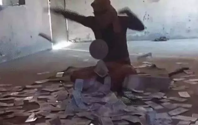 ढाई लाख को ढाई करोड़ बनाने का खौफनाक झांसा! तांत्रिक की सरेआम पिटाई, ‘नोटों की बारिश’ का VIDEO वायरल