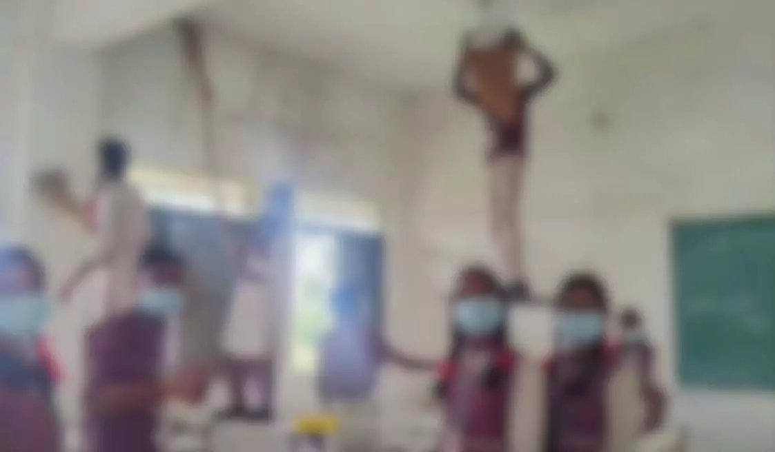स्कूल में पढ़ाई या मजदूरी? बच्चों से पुताई का VIDEO वायरल, मचा बवाल! स्कूल में पढ़ाई या मजदूरी? बच्चों से पुताई का VIDEO वायरल, मचा बवाल!