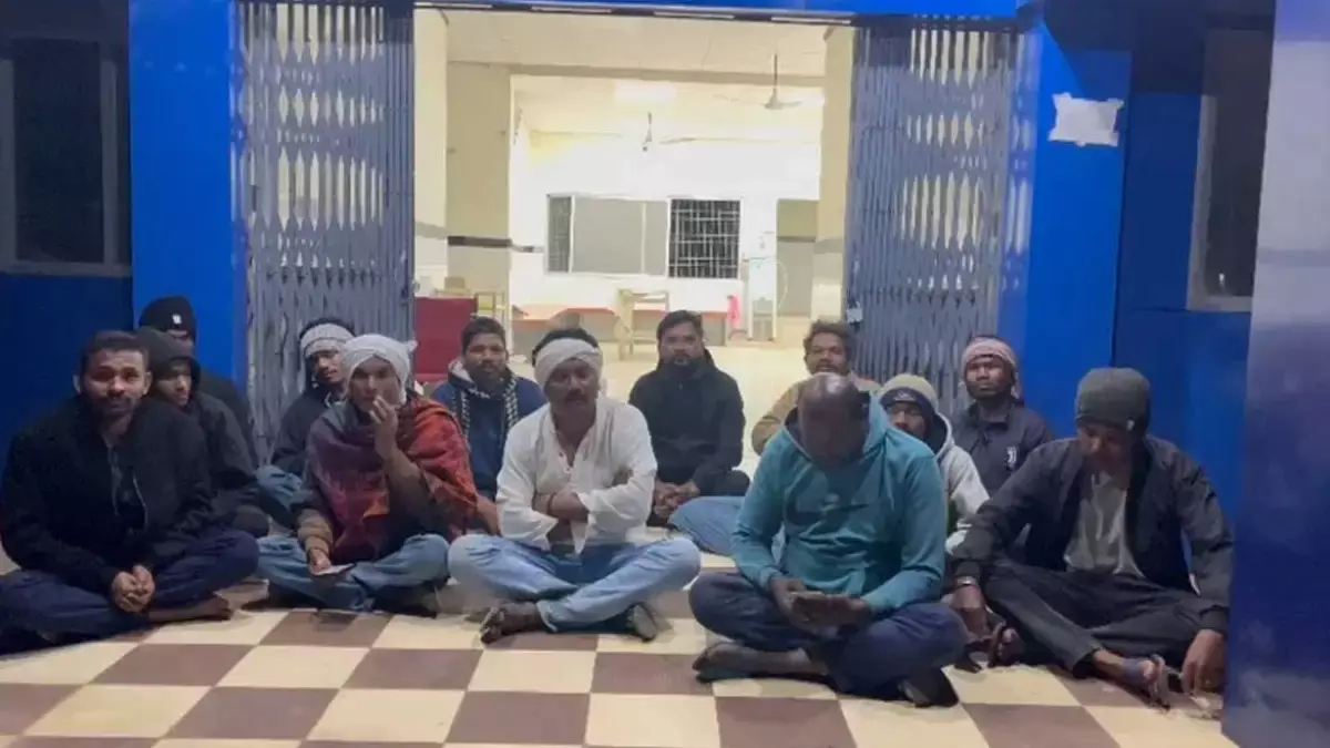 अस्पताल के बाहर तड़पता रहा ज़िंदगी… डॉक्टर न मिलने से घायल की मौत, ग्रामीणों का रातभर हंगामा