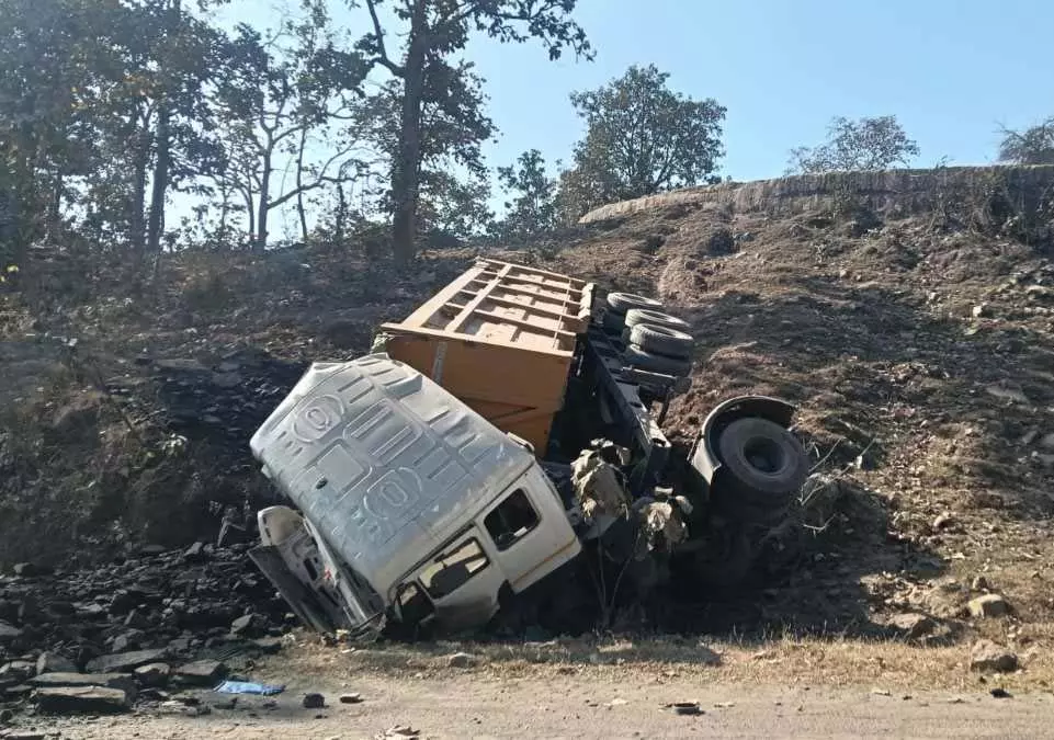 बिलासपुर: केंदा घाटी में मौत का मंजर! कोयले से लदा ट्रेलर पलटा, मलबे में दबे चालक-हेल्पर की दर्दनाक अंत