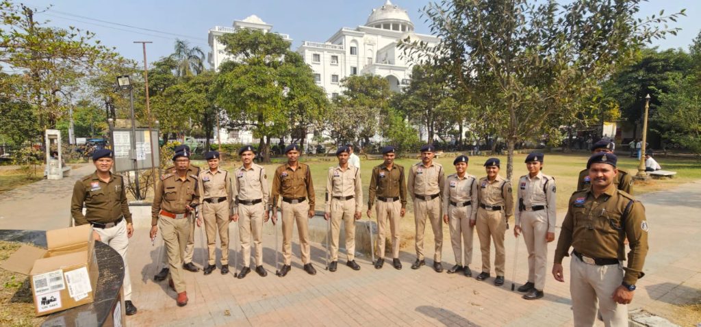 Valentine Day पर सख्ती… कपल्स को छेड़ा तो सीधे एक्शन…हाई अलर्ट, पार्क-मॉल से लेकर मंदिरों तक चप्पे-चप्पे पर पुलिस तैनात