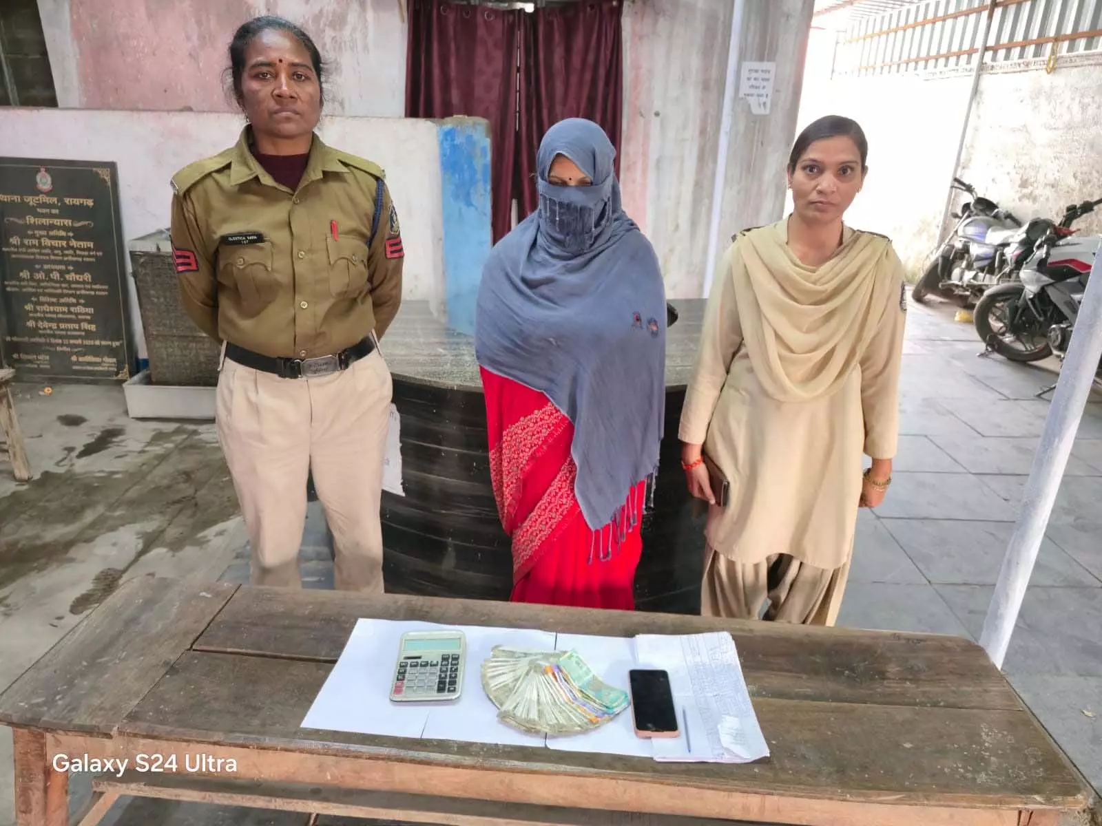 घर के अंदर चल रहा था सट्टे का अड्डा! महिला बना रही थी दांव की पर्ची, पुलिस रेड में खुला राज