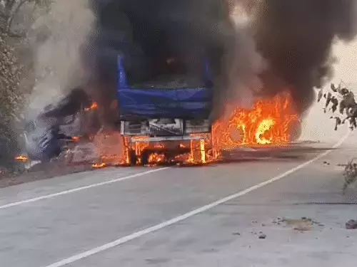 नेशनल हाईवे पर भीषण टक्कर: कोयला-सीमेंट वाहनों में आग, ड्राइवर जिंदा जला