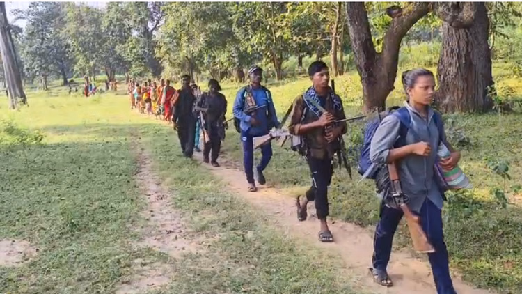 ‘रेड कार्पेट’ पर लौटेंगे बंदूकधारी? छत्तीसगढ़ में BBM डिवीजन के 15+ नक्सलियों का सरेंडर तय, सरकार ने दिया बड़ा संकेत