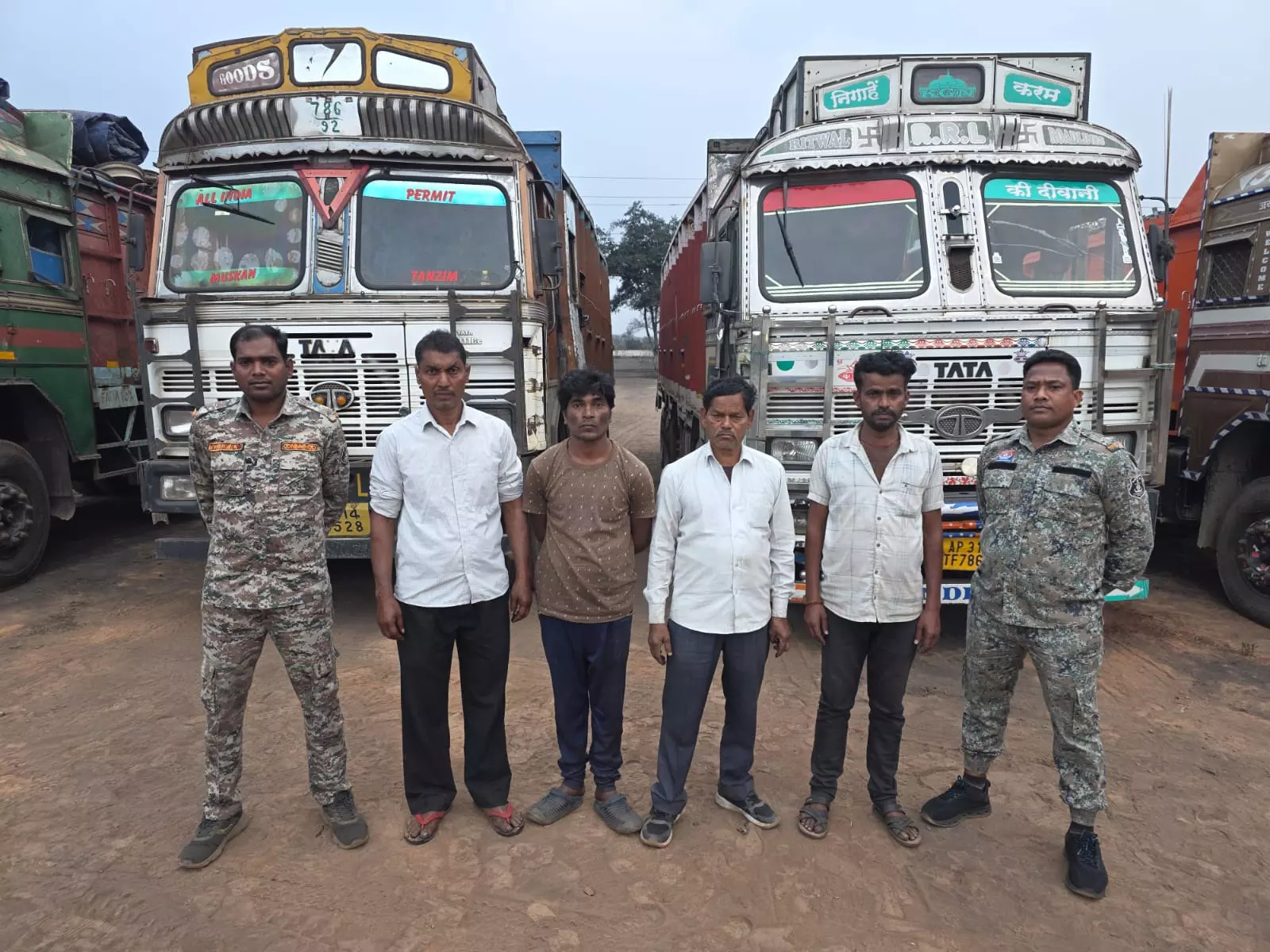 ‘ऑपरेशन प्रहार’ में बड़ी कार्रवाई: 4 ट्रकों से 80 टन अवैध कबाड़ जब्त