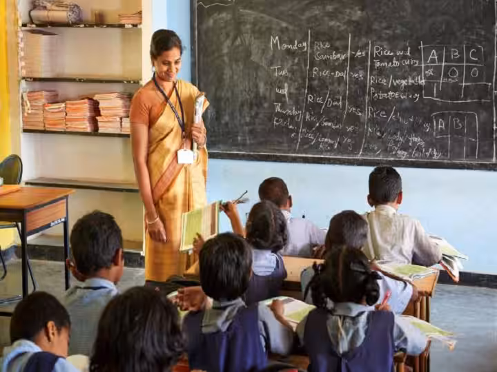  “स्कूल में रील्स बनाई तो निलंबन तय!” DEO का सख्त फरमान वायरल, सरकारी टीचर्स में हड़कंप