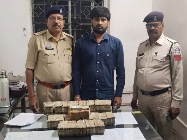 75 लाख का काला खेल? रायपुर में एक्टिवा से बरामद हुआ कैश का पहाड़, युवक हिरासत में 75 लाख का काला खेल? रायपुर में एक्टिवा से बरामद हुआ कैश का पहाड़, युवक हिरासत में