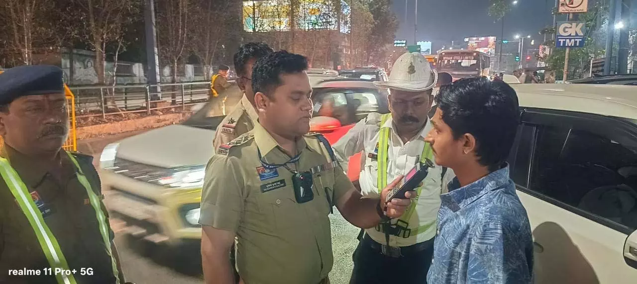 3 घंटे में 154 ड्राइवर चढ़े पुलिस के हत्थे! रायपुर में नशे में ड्राइविंग पर बड़ी कार्रवाई, 15 लाख तक जुर्माना 3 घंटे में 154 ड्राइवर चढ़े पुलिस के हत्थे! रायपुर में नशे में ड्राइविंग पर बड़ी कार्रवाई, 15 लाख तक जुर्माना